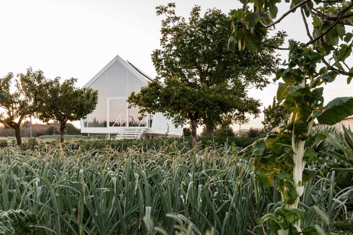 CASA NELL'ORTO al tramonto dal giardino-orto