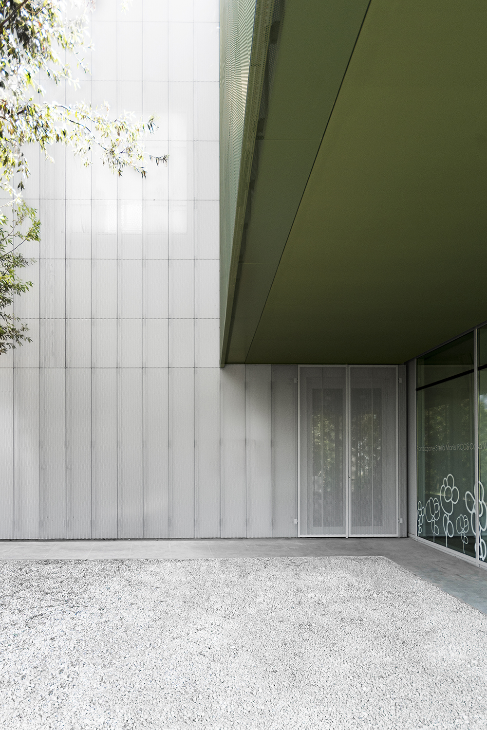 dettaglio della facciata in lamiera microforata dell'architettura innovativa di casa verde residenza per disabili