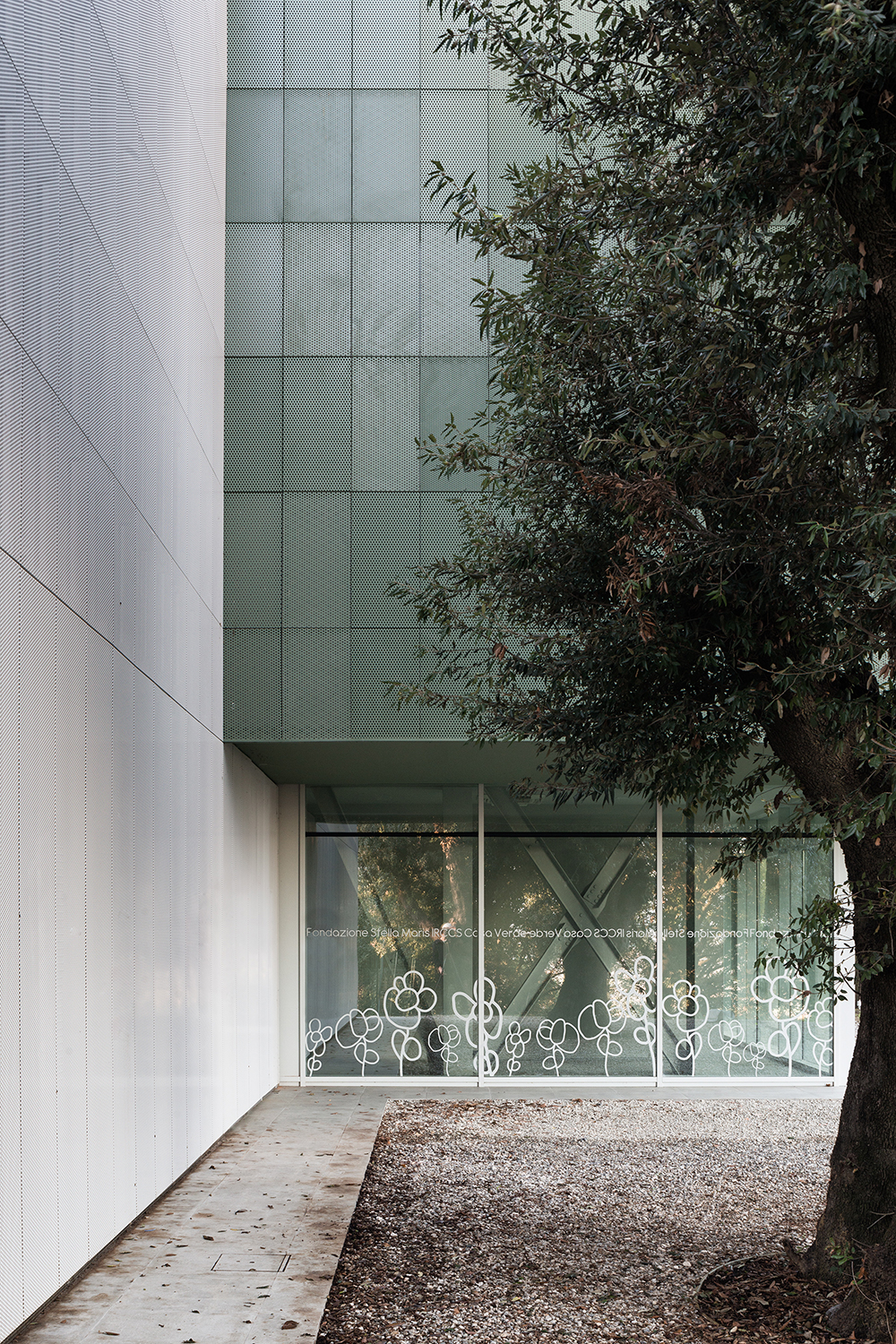 casa verde nel rapporto tra architettura paesaggio e bosco e la facciata minimale in metallo